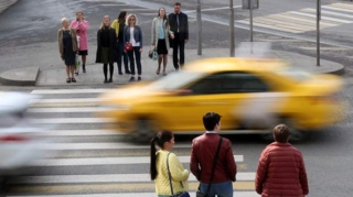 Qırmızıdan keçən şagirdləri maşın vurdu – İki yaralı - VİDEO 