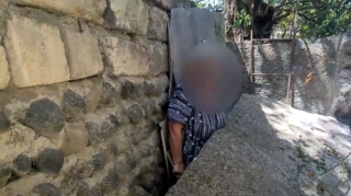 В Азербайджане на 61-летнюю женщину обрушился бетонный забор - ВИДЕО
