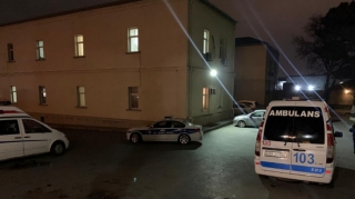 Paytaxtda gənc qız özünü dənizə atıb