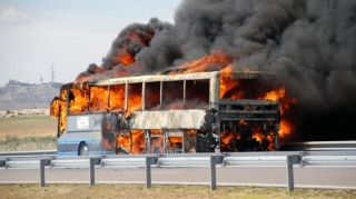 Avtobus yük maşını ilə toqquşaraq yandı - 17 nəfər öldü 