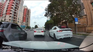 Avtobus zolağına girdi, ardınca sol zolağa keçib qəza şəraiti yaratdı - 90-MM-014   - VİDEO