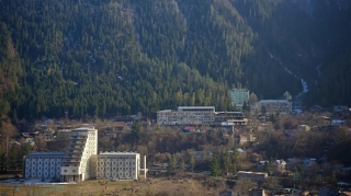 Gürcüstanda mikroavtobus aşıb, xəsarət alanlar var 