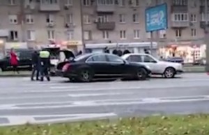 Şəhərin mərkəzində sürücünü döyüb maşından 6 milyon apardılar - VİDEO