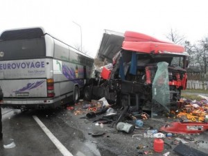 Avtobus yük maşını ilə toqquşdu: 7 ölü, 31 yaralı