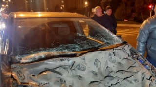 Bakıda qəza: "Toyota" tanınmaz hala düşdü - VİDEO 