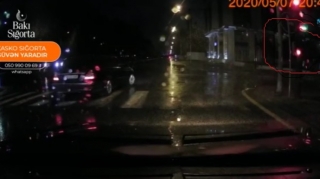 Qırmızı işıqda, ikinci zolaqdan sağa dönən sürücü - 99 UZ 095   - VİDEO