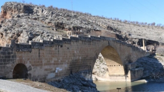 Roma dövrünə aid körpü zəlzələdən heç bir zərər görmədi - VİDEO 