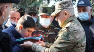 Korpus komandiri şəhid polkovnikin övladına dövlət bayrağını təqdim etdi  - FOTO