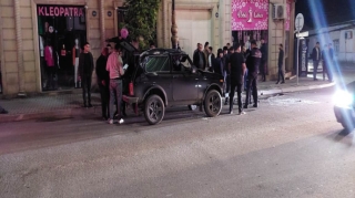 Gəncədə iki minik avtomobili toqquşub, biri aşıb  - FOTO