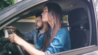 Bakıda qadınlar, yoxsa kişilər daha yaxşı avtomobil sürür? 