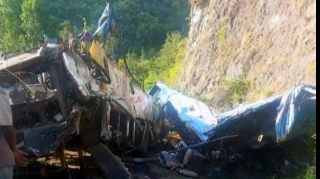 Avtobus dərəyə aşıb, 28 nəfər ölüb 
