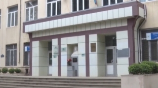 Bakıda şagird məktəbdə özünə xəsarət yetirdi - VİDEO 