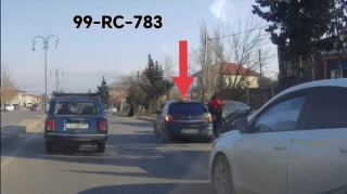 В Хырдалане водитель высадил пассажира посреди дороги, перекрыв путь другим автомобилям — ВИДЕО 