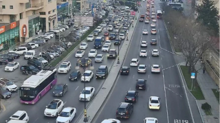 Həftənin ilk günü Bakının bəzi yollarında tıxac yarandı 