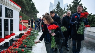 Fransa səfiri Şəhidlər xiyabanını ziyarət etdi - FOTO