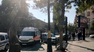 Bakıda avtomobil motosikletlə toqquşub, xəsarət alan var - FOTO 