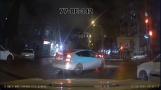 Nəzarət kamerasının altında qırmızı işığı saymayan sürücü  gəldiyi kimi getdi - VİDEO