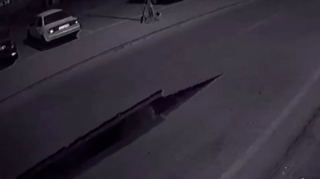 Asfalt suyun təzyiqindən yarıldı – ANBAAN VİDEO 