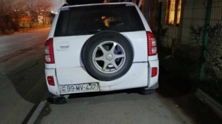 Səkini öz həyəti kimi istifadə edən sürücüdən vətəndaşlar ŞİKAYƏT ETDİ – 99-MV-437 - FOTO 