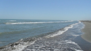 Xəzər dənizindən qum-çınqıl oğurlayanlar - Saxlanıldılar 