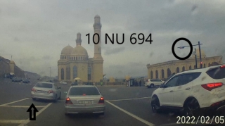 Qaydaları "tapdalayıb" qırmızıda keçən sürücü  - VİDEO