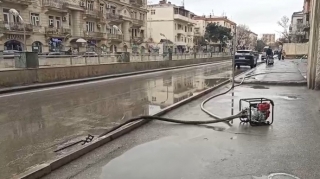 Heydər Əliyev prospektində tunelin ətrafındakı su kütləsi aradan qaldırıldı - VİDEO 