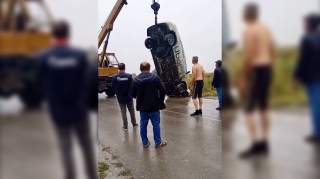 İdarəetməni itirən sürücü “Prius”u kanala aşırdı   - VİDEO