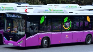 Bakıda avtobuslara Türkiyə bayraqları vuruldu  - FOTO