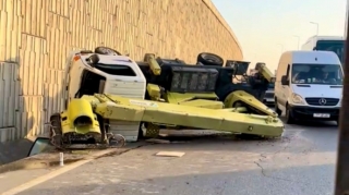 Bakı Dairəvi yolunda idarəetmədən çıxan kran aşdı   - VİDEO