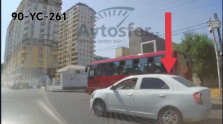 Qırmızı işıqda keçən sürücü təhlükəli anlar yaşatdı - VİDEO