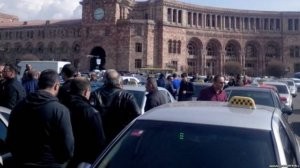 Taksi sürücüləri etiraza qalxır