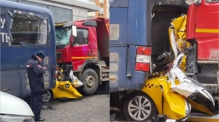 Rusiyada dəhşətli qəza: Taksi yük maşını ilə avtobusun arasında qaldı    - VİDEO - FOTO