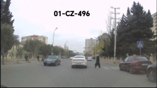 Diqqətsizlik edən sürücü keçidi keçən piyadaya yol vermədi - VİDEO