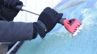 Buz bağlamış ön alın şüşəsini belə təmizləmək olmaz – SÜRÜCÜLƏRƏ TÖVSİYƏ 