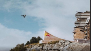 Motosikletlə qayalıqda salto vurdu, sonra PARAŞÜTLƏ ENDİ 