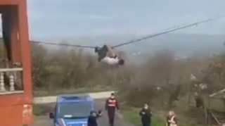 Jandarmadan qaçan şəxs elektrik naqilinə yapışdı - FOTO 