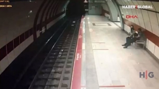 İstanbul metrosunda dəhşət: Qadın özünü qatarın altına atdı - VİDEO