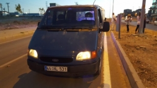 İtin hücumundan yola qaçan qadını “Ford” vurdu - FOTO  