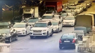 “Prius” sürücüsü 150 manatlıq cərimədən yayınmaq üçün görün nə etdi   - VİDEO