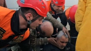 Спасатели МЧС вызволили мужчину из-под автобуса в Лянкяранском районе - ВИДЕО