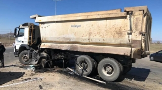 Yük maşını ilə minik avtomobili toqquşdu – sürücü öldü  - FOTO