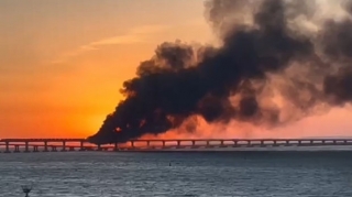 Krım körpüsündə partlayış anı: Hərəkət dayandı  - VİDEO - FOTO