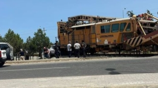 Bakıda “Prius” qatarla toqquşdu: Xəsarət alanlar var   - VİDEO - YENİLƏNİB