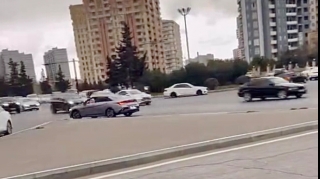 Yasamalda əks yola çıxan sürücü axını riskə atdı - 10-FT-111    - VİDEO
