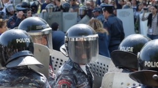 Etirazçı ermənilər yolu bağladı - Polis güc tətbiq etdi - VİDEO 