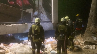 Bakıda marketlər şəbəkəsinin altında tullantılar yanıb   - FOTO