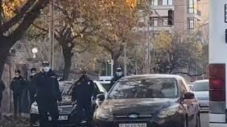 Paşinyanın gəldiyi bina polis tərəfindən belə qorunur - VİDEO 