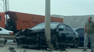 "Mercedes" "Toyota"nı vurub işıq dirəyinə çırpdı - DƏHŞƏTLİ QƏZA   - FOTO