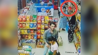 Bakıda qadın və qızları satıcının gözü qarşısında oğurluq etdilər - VİDEO