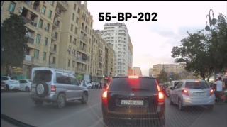 Sürücü tıxaca düşməmək üçün əks yolla hərəkət etdi - VİDEO